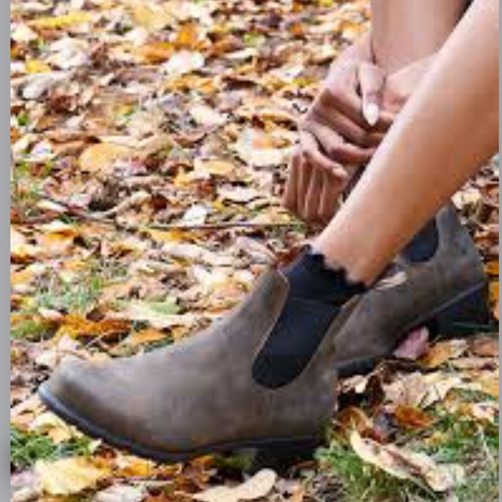 Blundstone Heeled Chelsea Boots in Rustic Brown